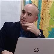 Profesional con más de 15 años de experiencia en enseñanza y capacitación de inglés a adultos